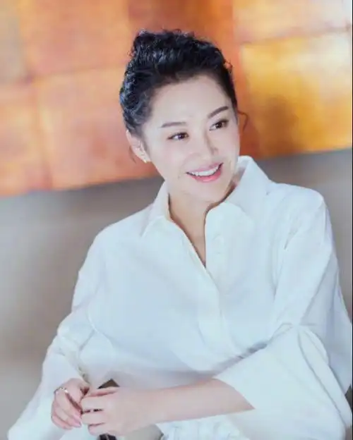 许晴太少女了50的年龄20岁的脸身穿深v流光裙精致又迷人