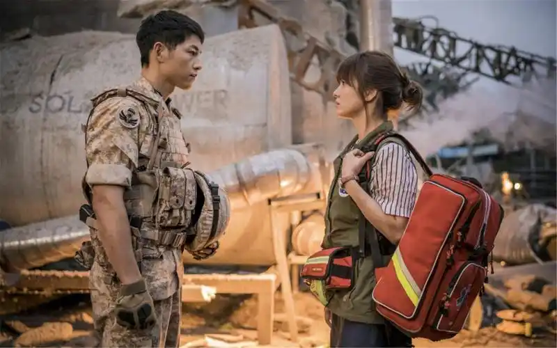 《太阳的后裔》宋仲基宋慧乔废墟中对望剧照桌面壁纸-日韩影视-壁纸