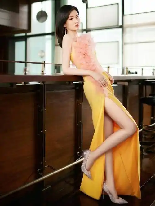 28岁乔欣不再当乖乖女,高时尚秀第一美腿,漫画腿轻松秒杀超模