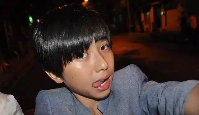 蔡徐坤童年时期照片曝光 脸蛋肥嘟嘟的小吃货 这摆拍好憨萌