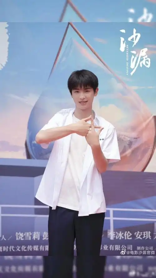 黄明昊白衬衫阳光美少年#黄明昊《沙漏》新海报有,是白衬衫阳光美