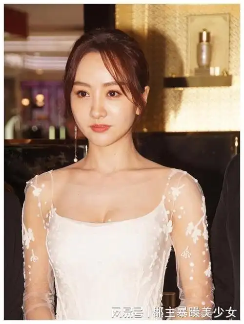 身高不够,身材来凑,杨蓉丰满的身材,就是她最犀利的"武器"