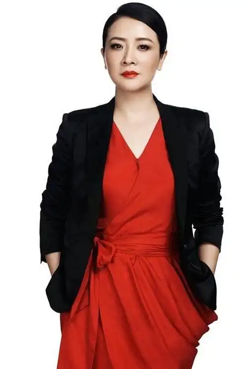 陈小艺写真照搭配粗眉红唇配红裙绿衣