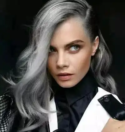 到  灰发 图片评论 0条  收集   点赞  评论  灰发 灰色 染色 头发