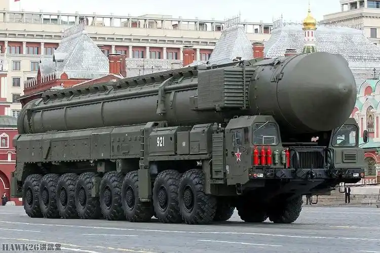 偶遇白杨m战略导弹发射车底盘俄罗斯博主分享最惊喜的收获