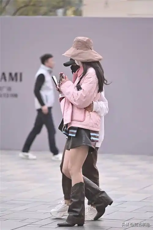 冬天不怕冷的美女选择穿赤脚鞋_黑色_款式_女性