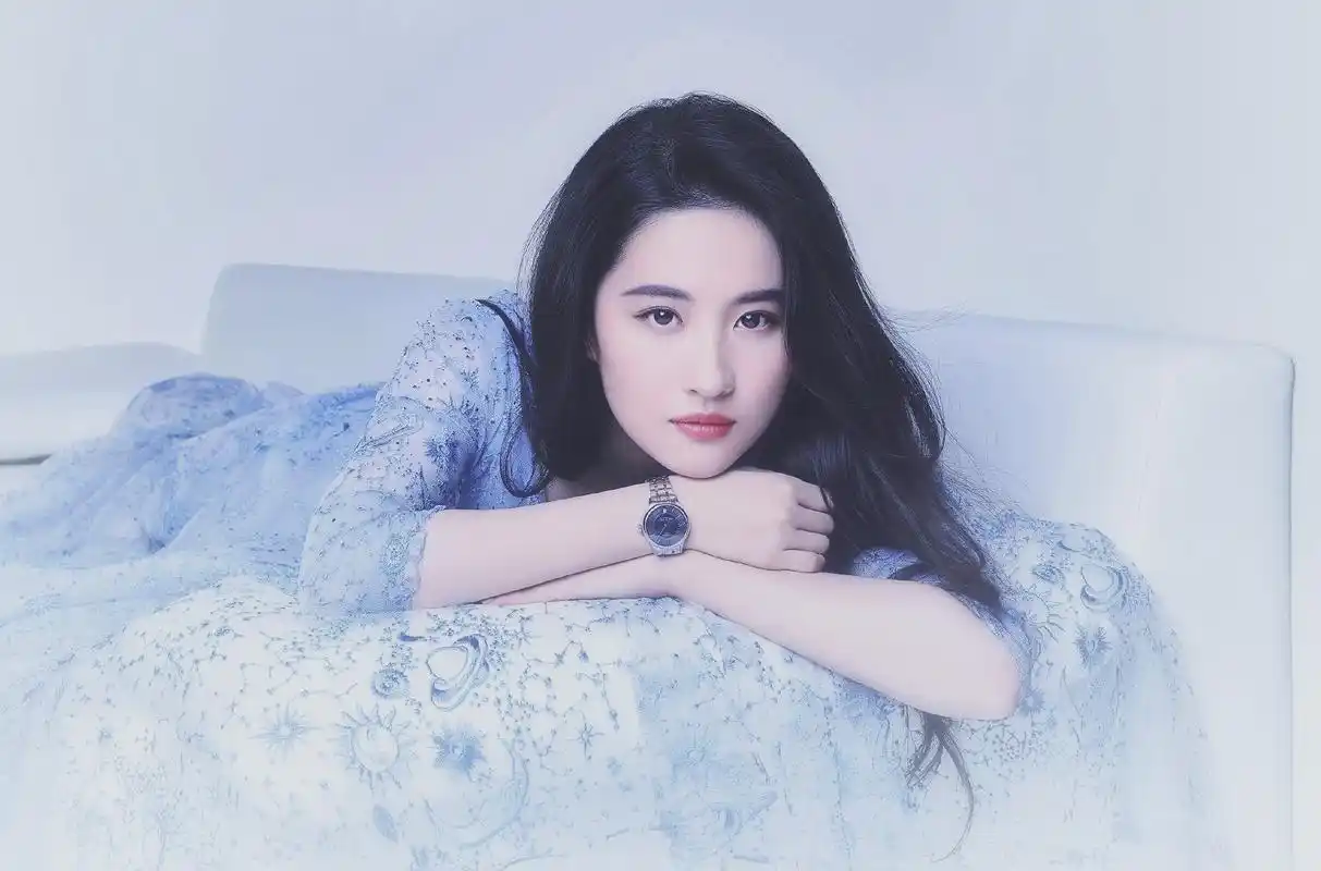 刘亦菲最新写真:身穿深v礼服大秀事业线,一组绝美的壁纸