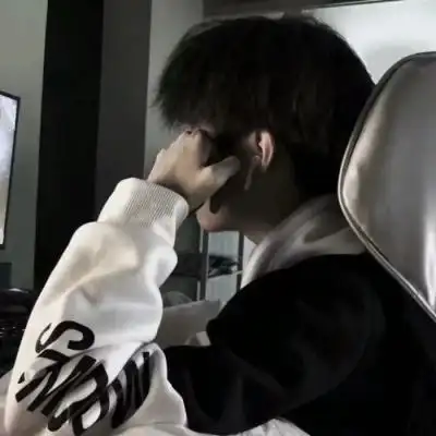 男人帅气短发发型图片-男生头像 - 壁纸专辑