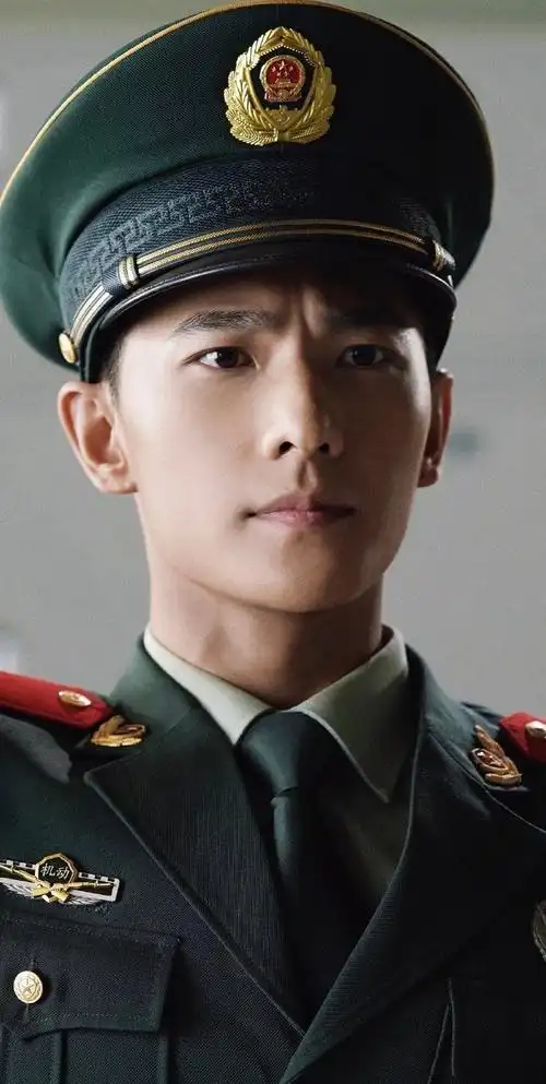 不得不说杨洋穿起军装,特别的酷帅,笔直高挑的身材,英气的