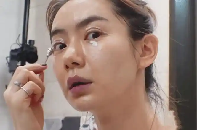 戚薇录制真人秀节目,睡前素颜照大公开,网友以前我们都被骗了|戚薇|李