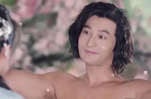 黄晓明赤裸上身拍戏还起了生理反应,旁边的宋茜看着很是尴尬