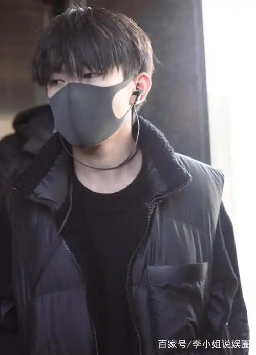 机场照:属于易烊千玺独特的戴口罩方式