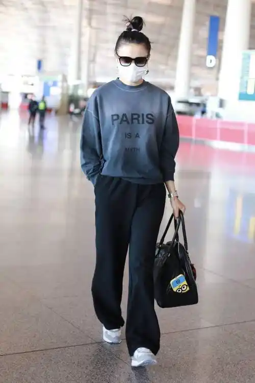 宋佳现身首都机场 梳丸子头造型随性_北京_宋佳_造型