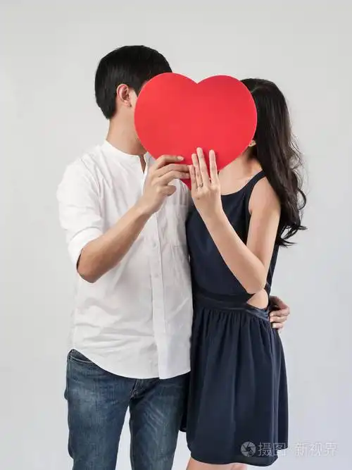 幸福的夫妻相爱,抱着红色的心形情人节概念.