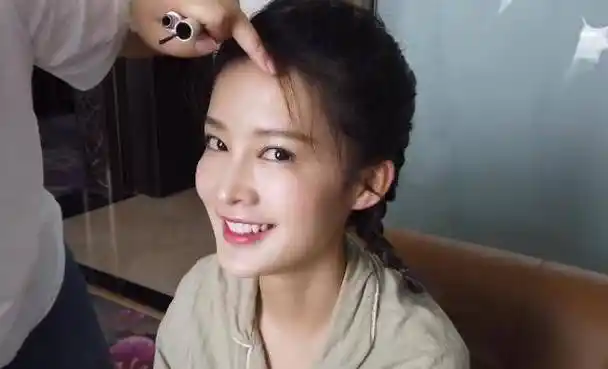 原创李沁私下真实素颜曝光,与精修图"判若两人",不化妆几乎没眉毛