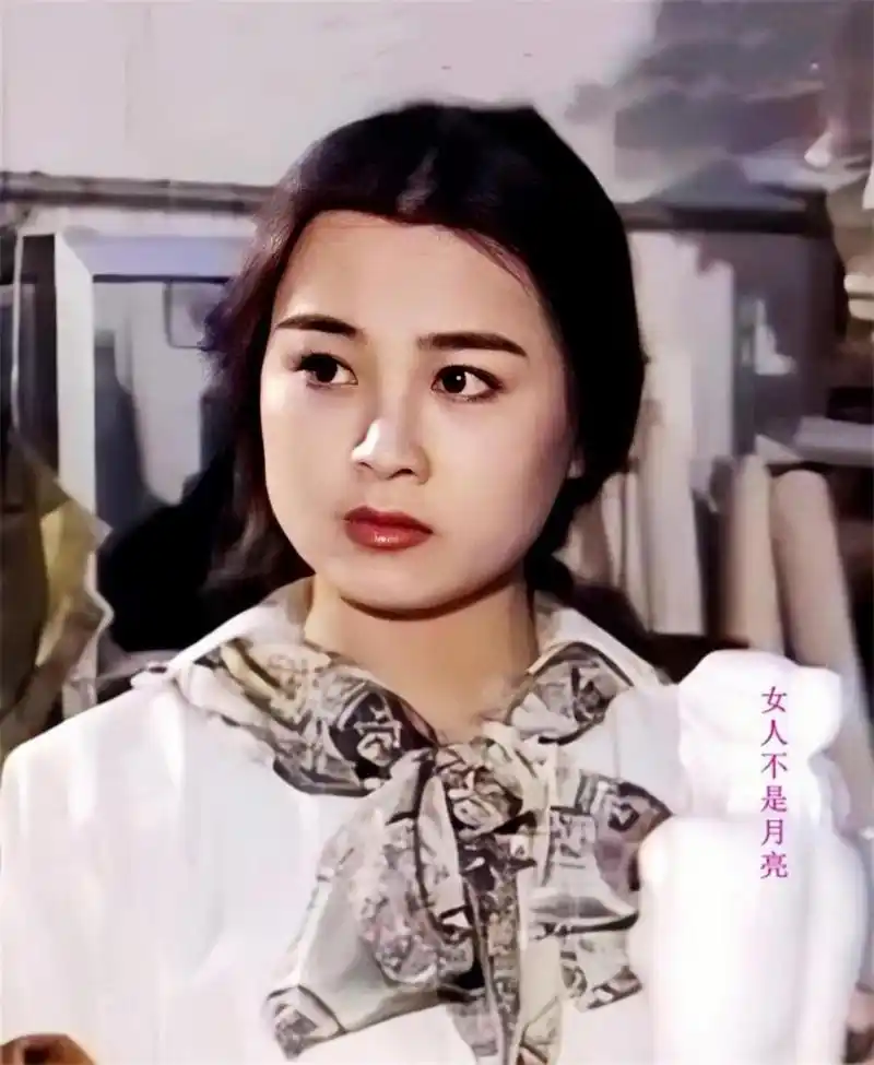 回顾赵明明月子期间办离婚23年坚持不嫁陪伴女儿52岁依旧单身