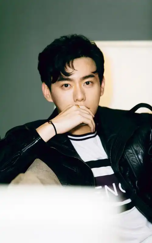 男演员李程彬帅气有型活动写真