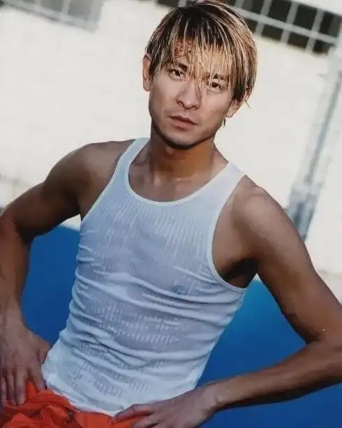 刘德华辣妹风旧照曝光!lisa的露裆裤他20年前就穿过?好骚好喜欢