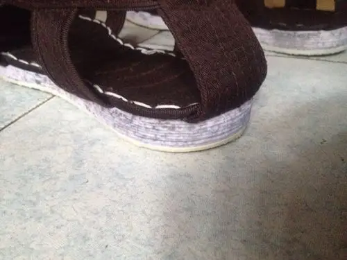 买的千层底布鞋没穿几天,碰到水,鞋底一圈都发霉了,有黑的霉点,再买新