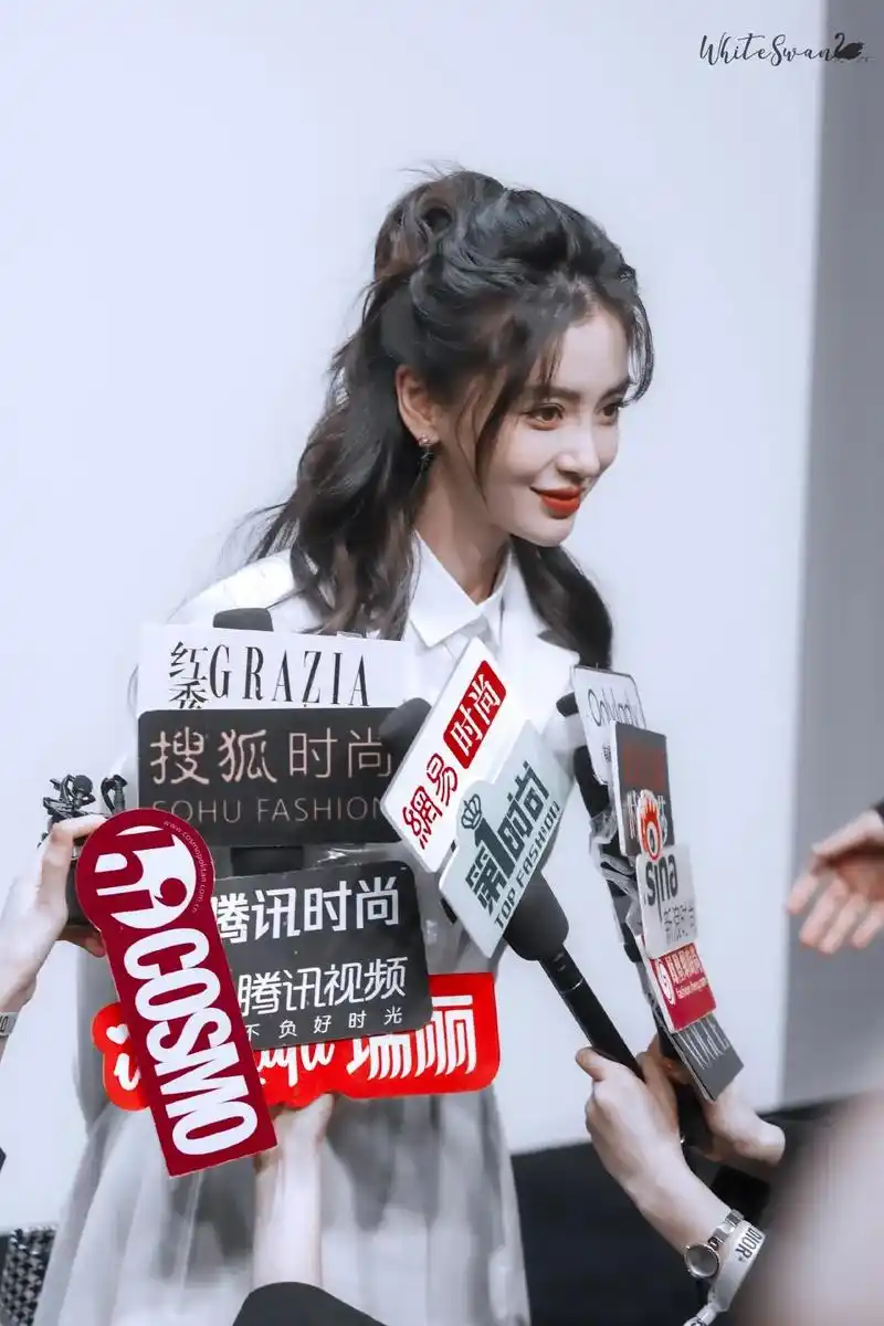 迪奥首位系列代言人,首位大使 双线大使,官博主页置顶都是她, - 抖音