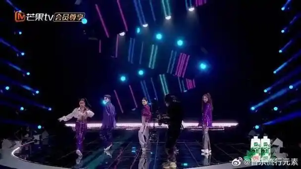 看周笔畅组彩排视频,导演评价太高了,把吉克隽逸给乐的