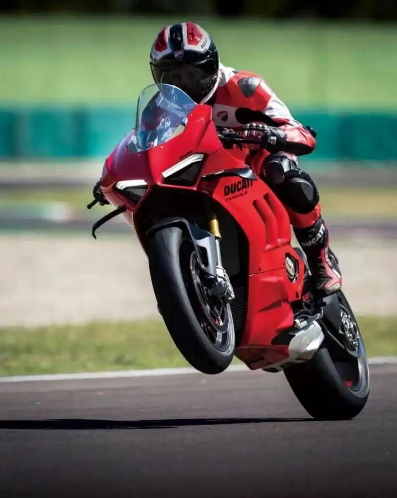 杜卡迪2022款v4/v4s国内上市 标准版的panigalev4售价为259000元(涨了