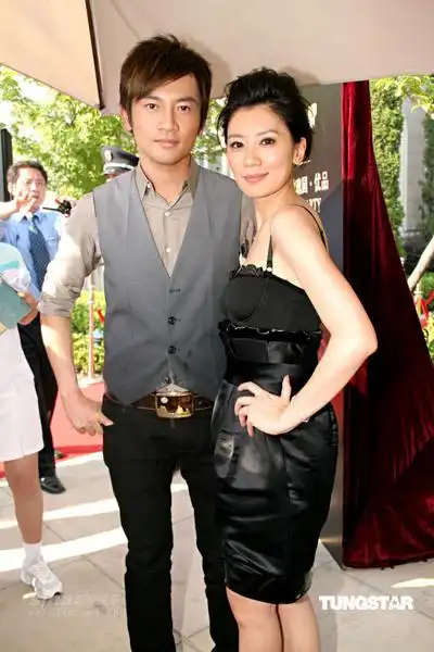 组图贾静雯苏有朋首航谈感受瞿颖盼足球