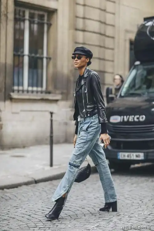 海莉皮衣搭配牛仔裤超帅气,穿了老公比伯的衣服么