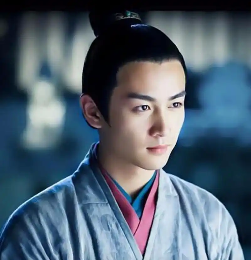 袁弘他的古装扮相英气十足,但是却多了份内敛和沉稳.