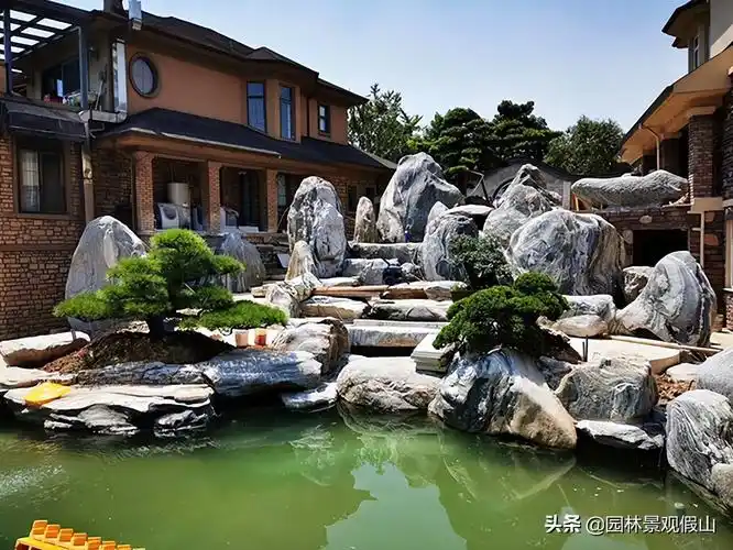 安静,幽雅,绿树成荫的环境让人心情舒畅,在庭院假山鱼池旁放松,喝茶是