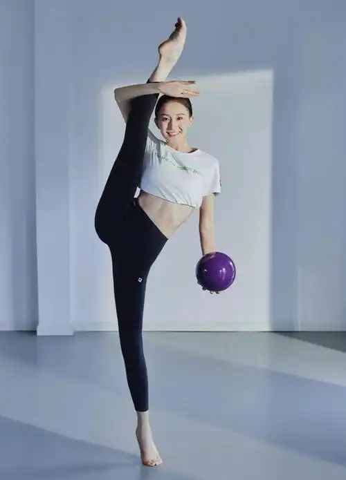 孙杨张豆豆恋情坐实雨天牵手打伞好浪漫女方素颜穿短裤身材好