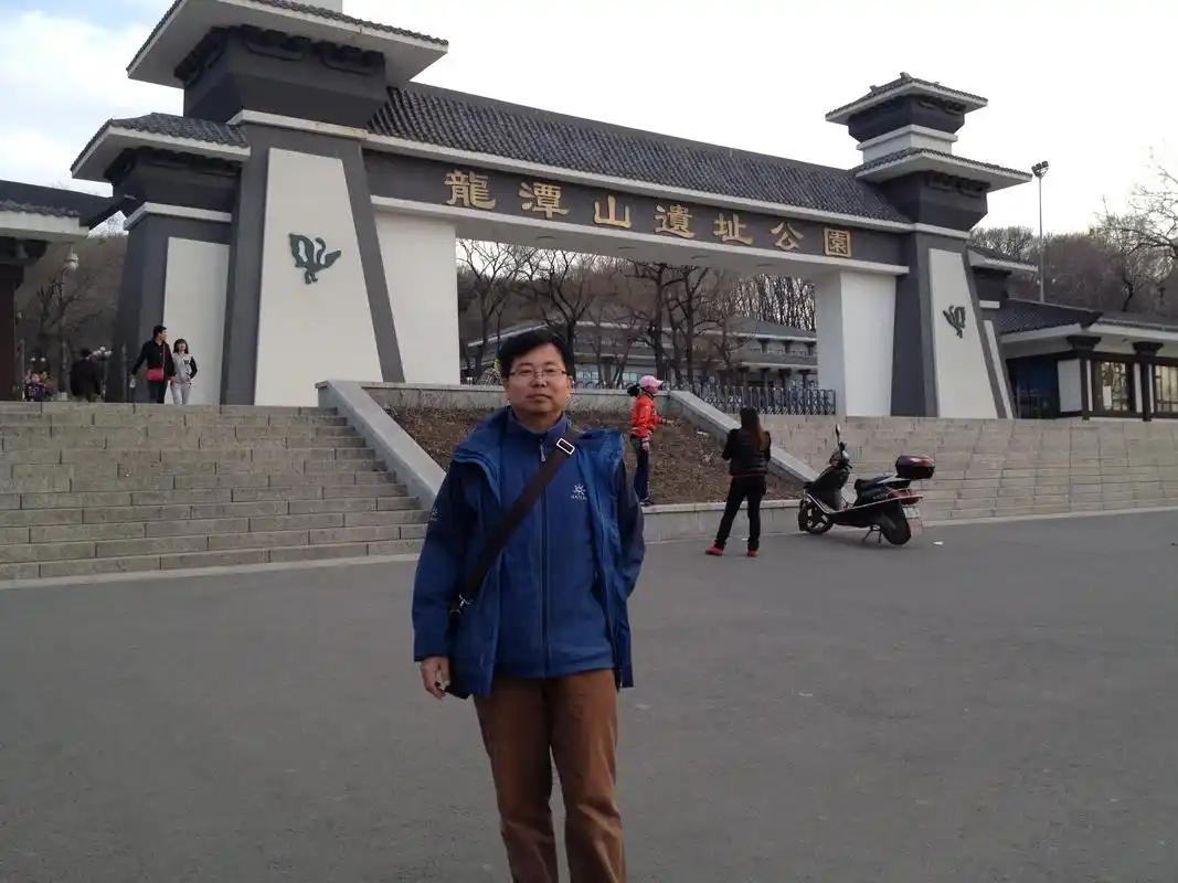 龙潭山,在吉林省吉林市.壁立于松花江东岸,山势挺拔, - 抖音