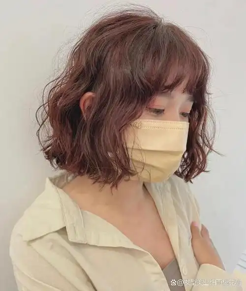 短发烫个卷也非常的好看上镜,显得复古还有港风洋气的气息,刘海选择卷