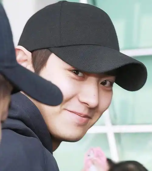 28岁朴灿烈现身机场脸颊肥肉体重或超160潮男也变大叔