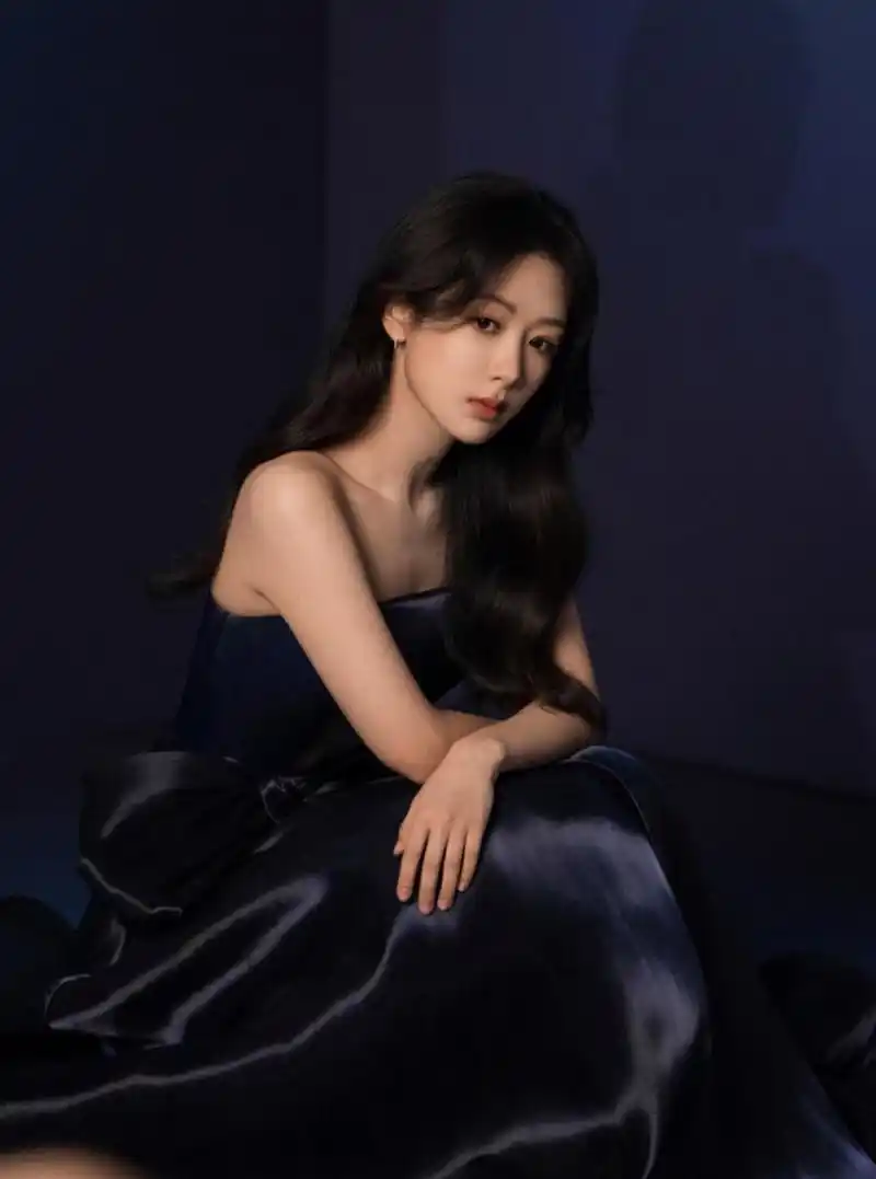 杨紫抹胸裙惊艳写真,优雅神秘让人沉醉其中,真的太美了!