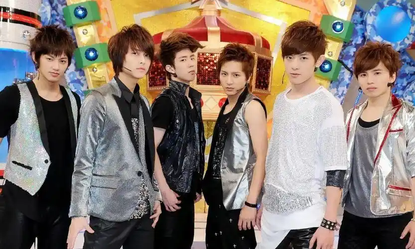 棒棒堂组合成员敖犬近况曝光!与女友街头牵手拥吻,感情很甜蜜