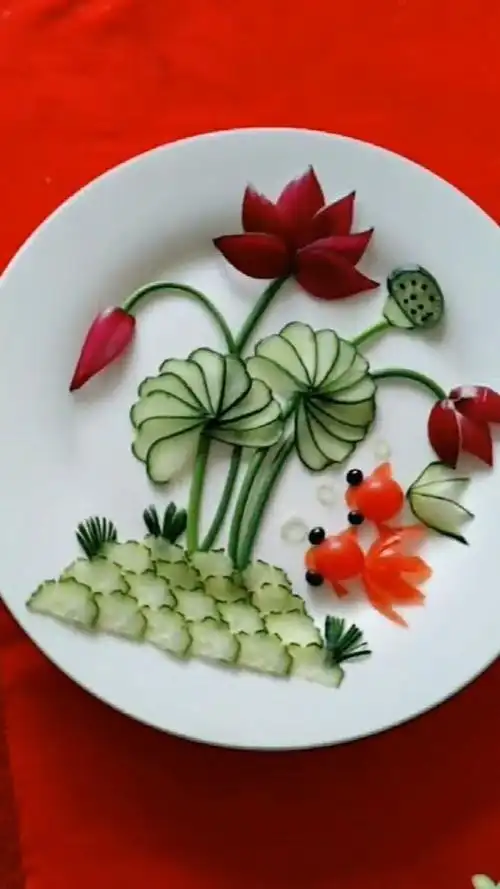 黄瓜和小番茄摆盘,摆上桌的那一刻,不愧是月入5万的大厨