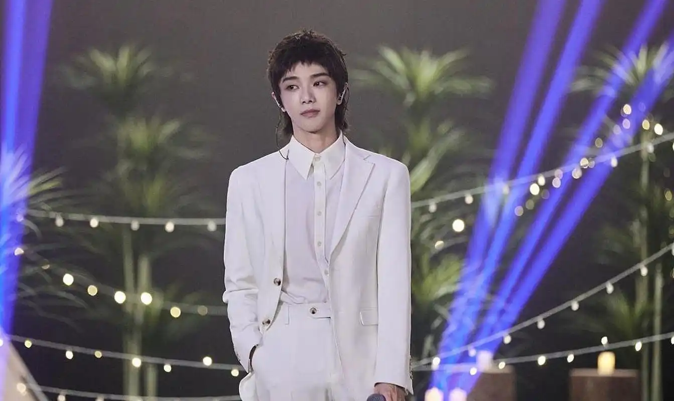 华晨宇发布《萌探探探案2》录制写真 挑染黄发绑发带少年气十足