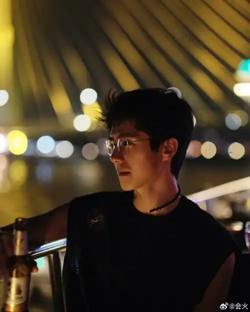 刘昊然泰国游玩照