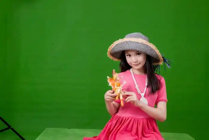 绿色背景拍摄的可爱女孩儿童人物图片素材23p