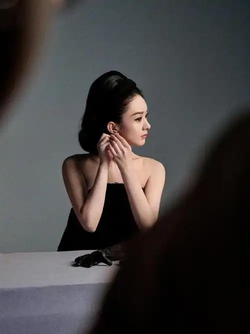 赵丽颖再登杂志封面性感妩媚女人味爆棚笑容甜美似初恋