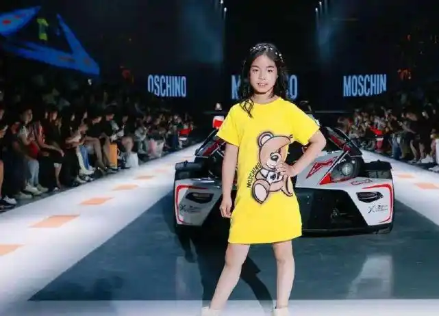 黄奕8岁女儿走秀黄芊玲表情高冷气质优越自信又大方