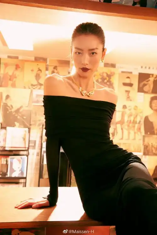 刘雯##vogue报刊亭大片