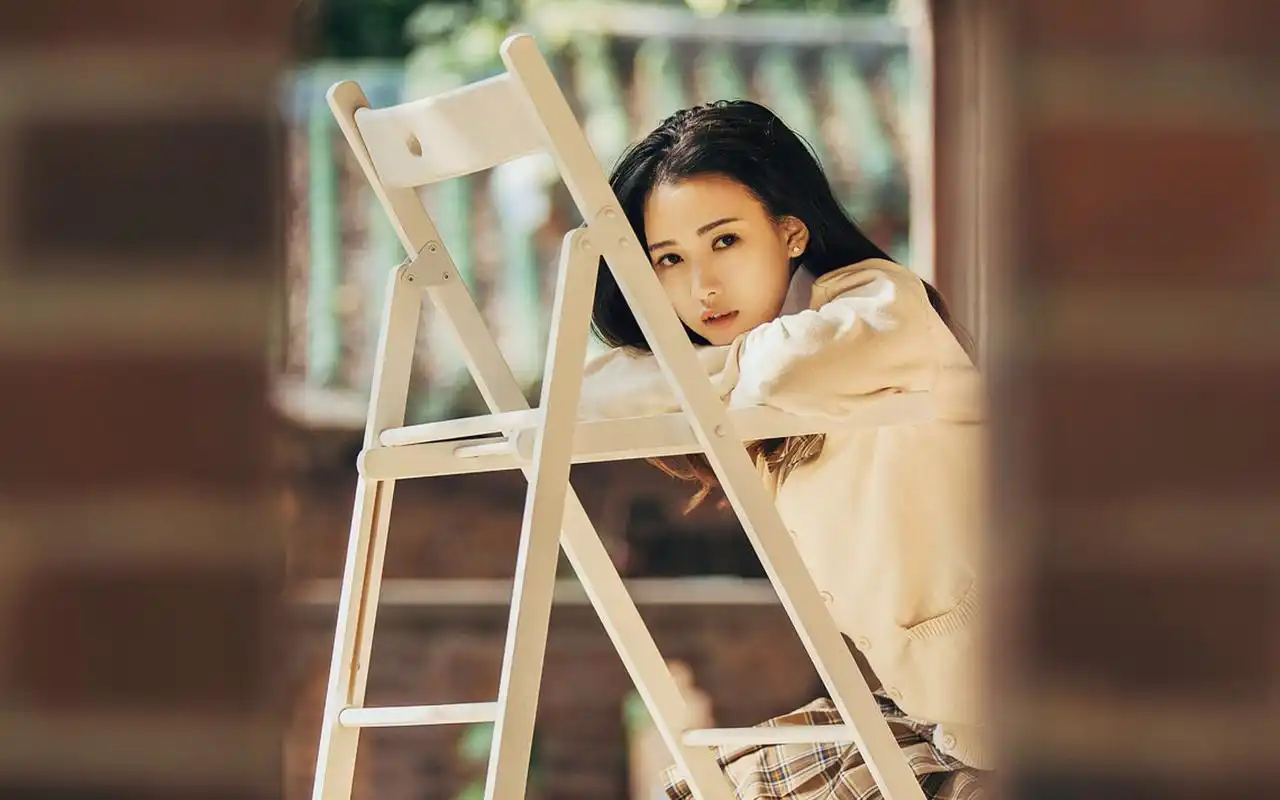 清纯文艺范美女养眼户外写真桌面壁纸