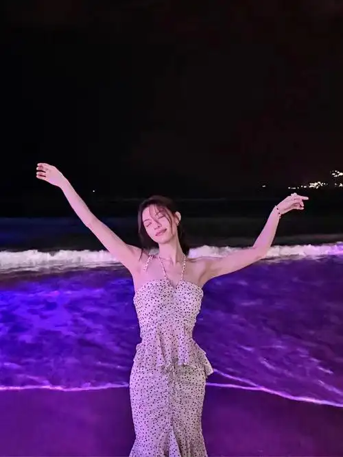 钟楚曦**波点连衣裙夏吊带上衣不规则荷叶边半身裙两件套… - 17网