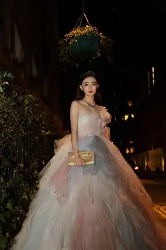 徐璐抹胸薄纱礼服裙仙气十足优雅浪漫