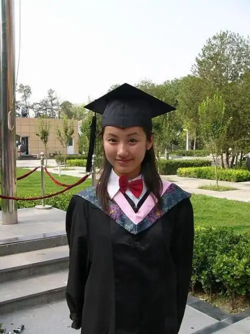 看了景甜10年前的青涩照再对比如今的美照差的都是女人味