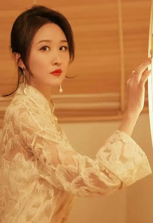 张雯古典美写真_卷发_一身_时尚