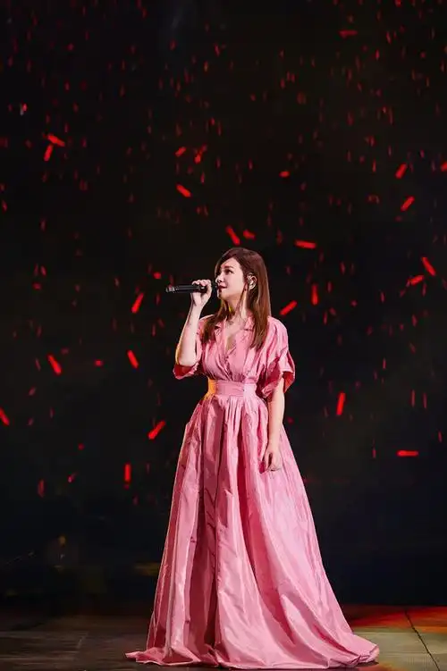 梁静茹当我们谈论爱情演唱会哈尔滨情感天后与歌迷共度出道24周年