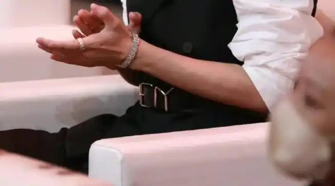 王俊凯二十四岁肆意生长#一些狠戳我的苏点脚踝  皮鞋 西装  戒指 .